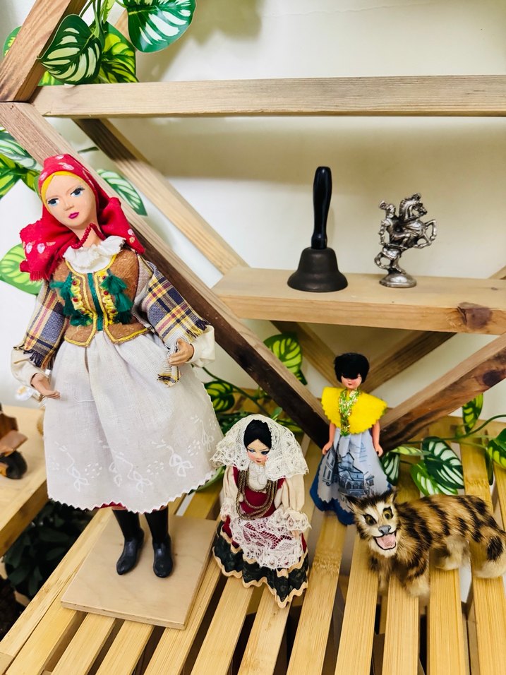 Renkli Geleneksel Kıyafetli Bebekler ve Hayvan Figürü - Görsel 3