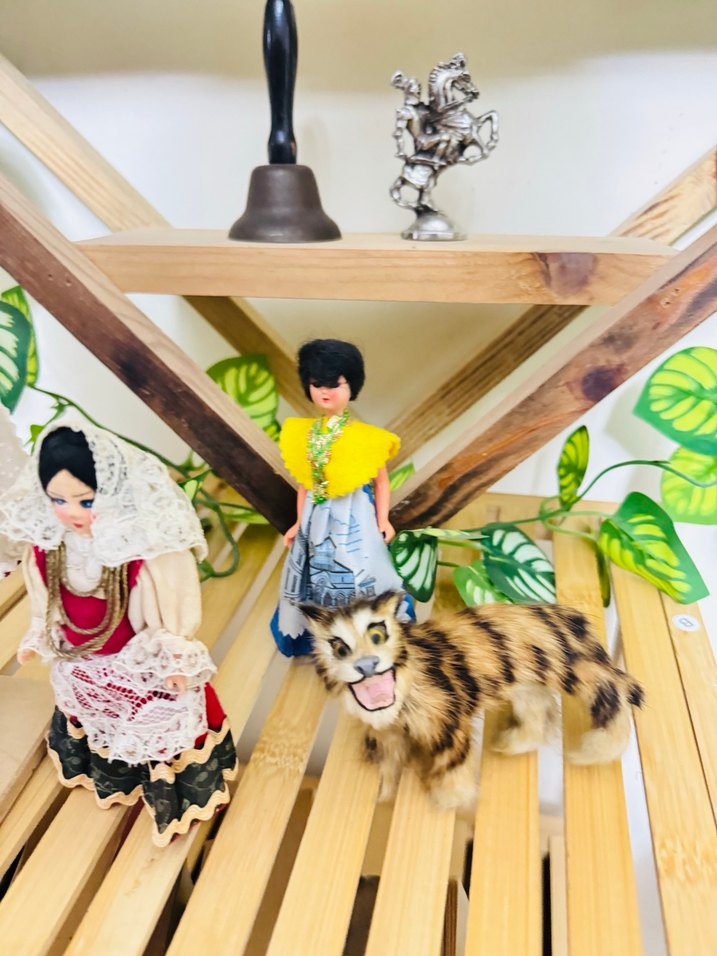 Renkli Geleneksel Kıyafetli Bebekler ve Hayvan Figürü - Görsel 5