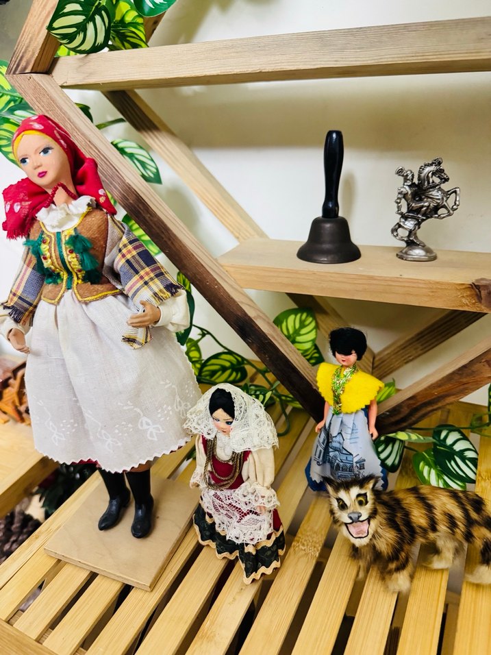 Renkli Geleneksel Kıyafetli Bebekler ve Hayvan Figürü - Görsel 2