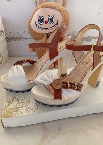 Renkli Baskılı Toka Detaylı Platform Topuklu Kadın Sandalet - Görsel 3