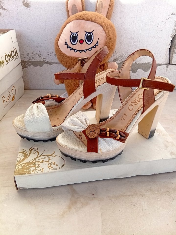 Renkli Baskılı Toka Detaylı Platform Topuklu Kadın Sandalet - Görsel 2