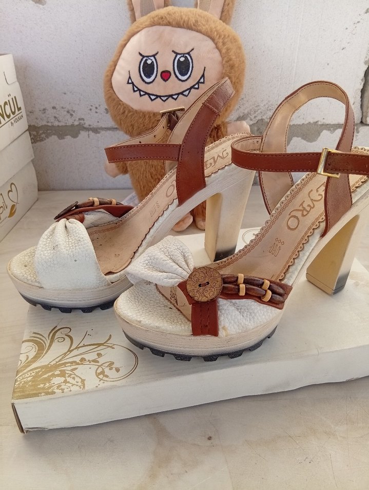 Renkli Baskılı Toka Detaylı Platform Topuklu Kadın Sandalet - Görsel 3