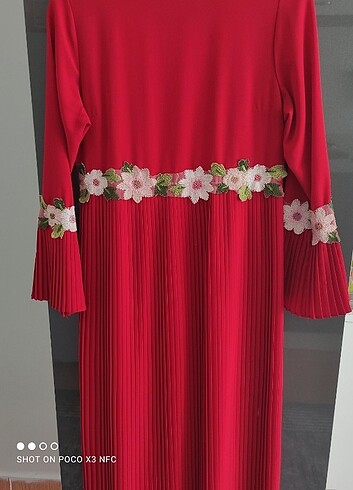 Kırmızı çiçek detaylı elbise