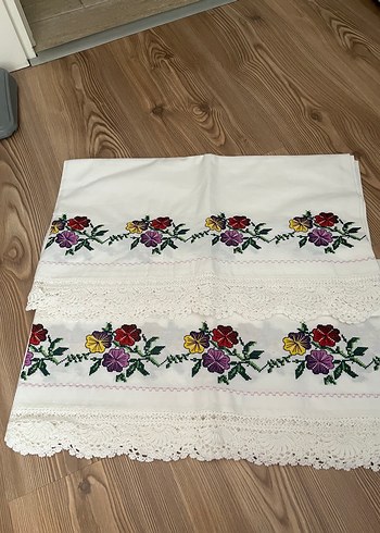 Taç Nakışlı Beyaz Karyola Eteği 2 adet kaneviçe