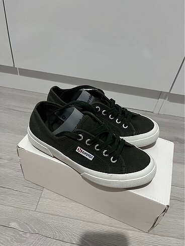 37 Beden Superga