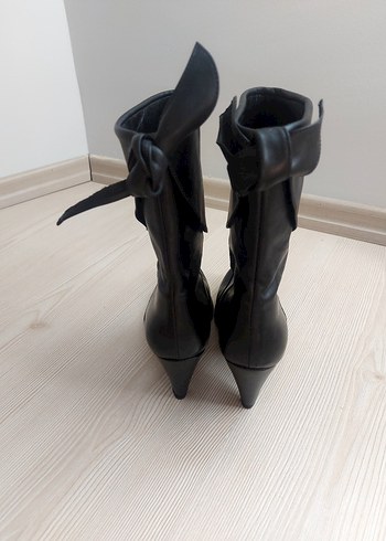38 Beden Siyah Deri Tokalı Stiletto Topuklu Bot