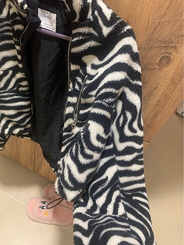 Bershka zebra desenli puffer tüylü kısa mont