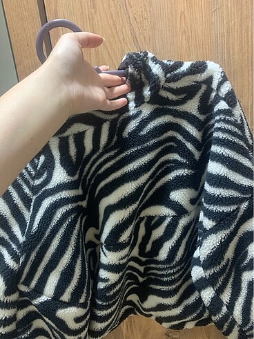 Bershka Bershka zebra desenli puffer tüylü kısa mont