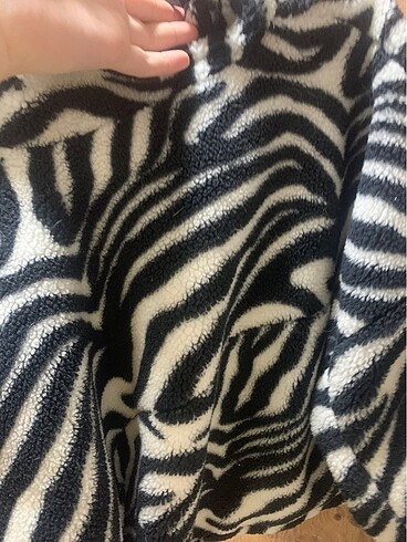s Beden Bershka zebra desenli puffer tüylü kısa mont