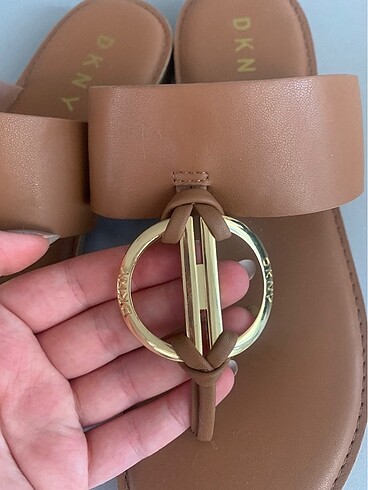 DKNY DKNY yumuşak deri gold detaylı taba rengi parmak arası terlik