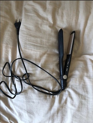 Siyah Babyliss Marka 230 Derece Isısı Olan Saç Düzleştiricisi.