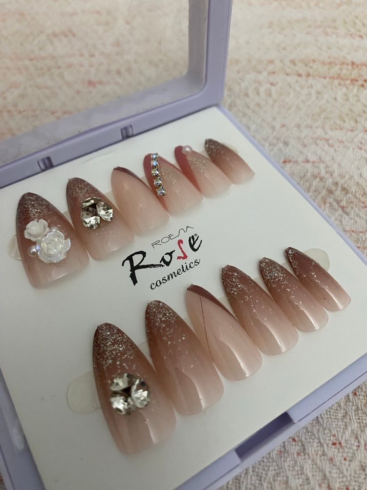 Bej Renkli Parlak Tırnak Süslemeleri - Görsel 2