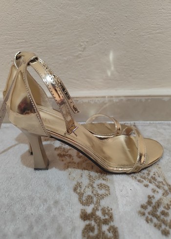 Zara Altın Rengi Tokalı Stiletto Kadın Ayakkabı