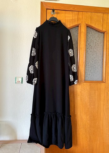 kolları desenli şık siyah elbise