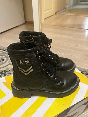 Kız çocuk bot 32 numara çok yeni ayakkabı dünyasından alınmıştı