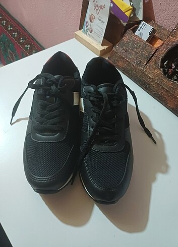 Siyah beyaz şeritli çocuk spor ayakkabı