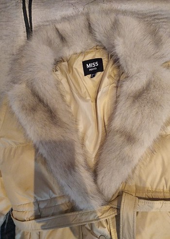 Kürk Detaylı Bej Mini Kışlık Kadın Mont - Görsel 3