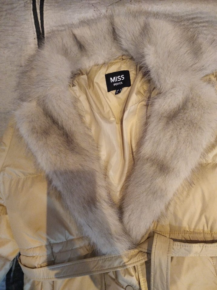 Kürk Detaylı Bej Mini Kışlık Kadın Mont - Görsel 3