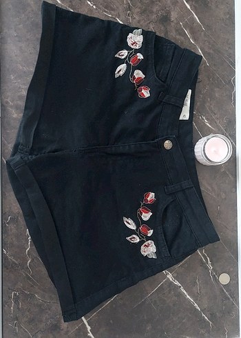 Nakışlı Siyah Mini Denim Şort
