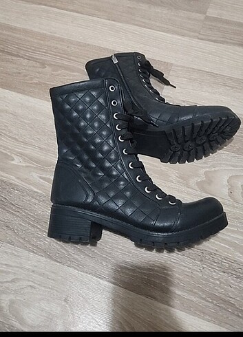 Xint Siyah bağcıklı kadın bot