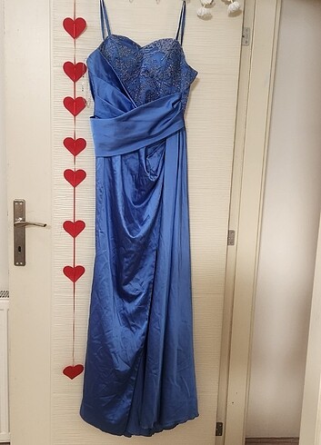 Mavi saten abiye elbise muazzam tasarım dış çekimde giyildi - Görsel 6