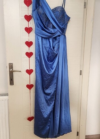 Mavi saten abiye elbise muazzam tasarım dış çekimde giyildi - Görsel 7