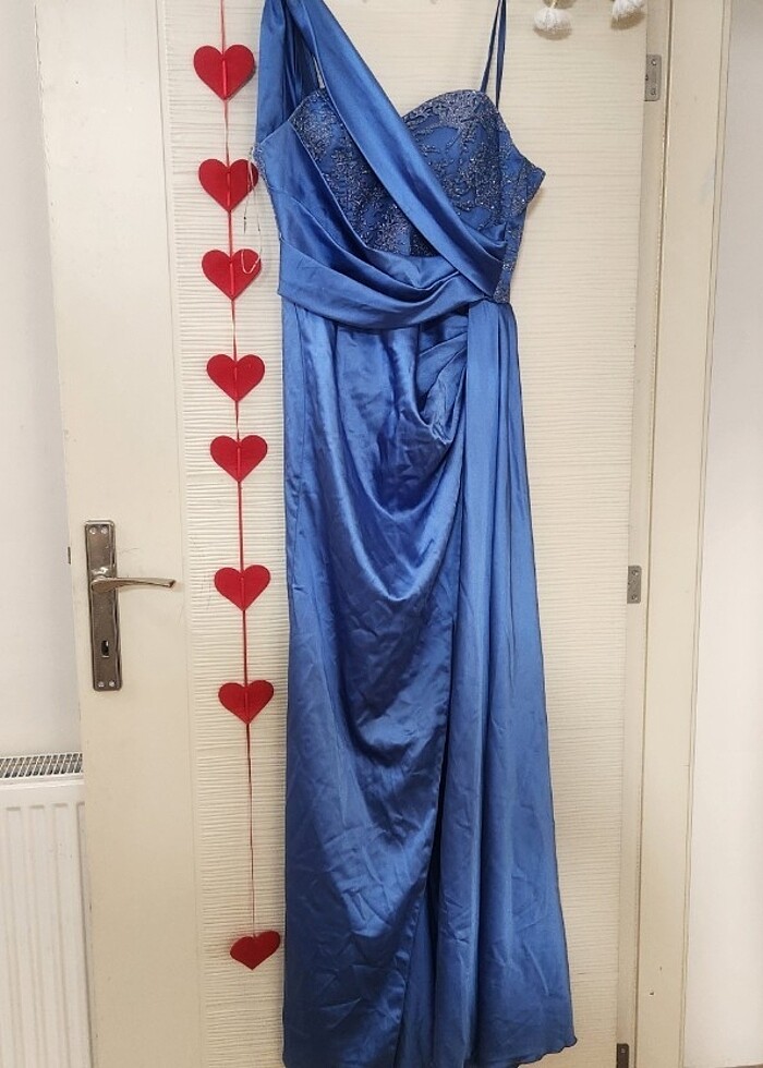 Mavi saten abiye elbise muazzam tasarım dış çekimde giyildi - Görsel 2