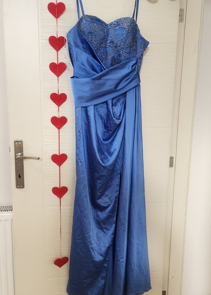 Mavi saten abiye elbise muazzam tasarım dış çekimde giyildi - Görsel 3