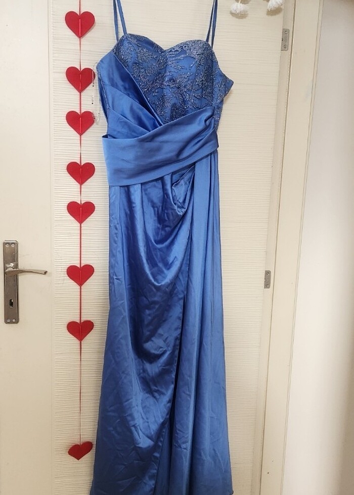 Mavi saten abiye elbise muazzam tasarım dış çekimde giyildi - Görsel 4