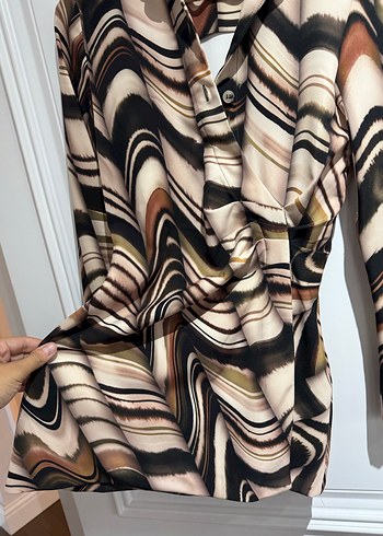 Kahverengi Piliseli V Yaka Mini Kadın Gömlek - Görsel 3