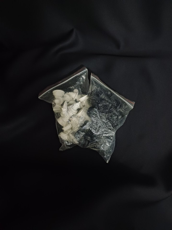 Beyaz ve Siyah Satranç taşları seti - Görsel 4