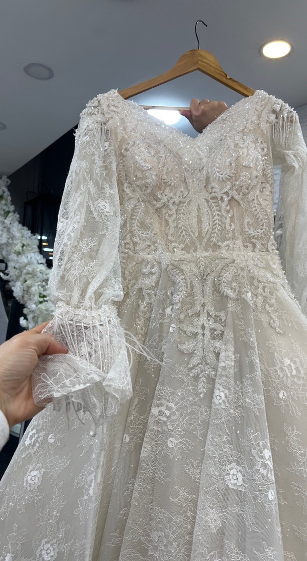 Uzun Kollu V Yaka Beyaz A kesim Gelinlik - Görsel 3