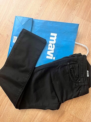Mavi jeans siyah pantolon