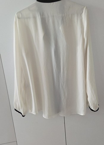 Düğmeli Beyaz Kadın Gömlek Siyah Şal Detaylı - Görsel 4