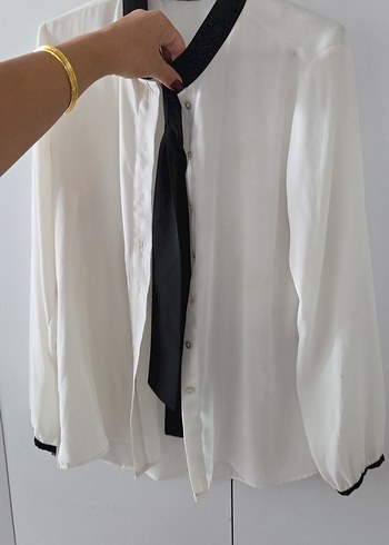Düğmeli Beyaz Kadın Gömlek Siyah Şal Detaylı - Görsel 2