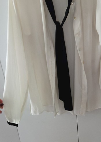 Düğmeli Beyaz Kadın Gömlek Siyah Şal Detaylı - Görsel 3