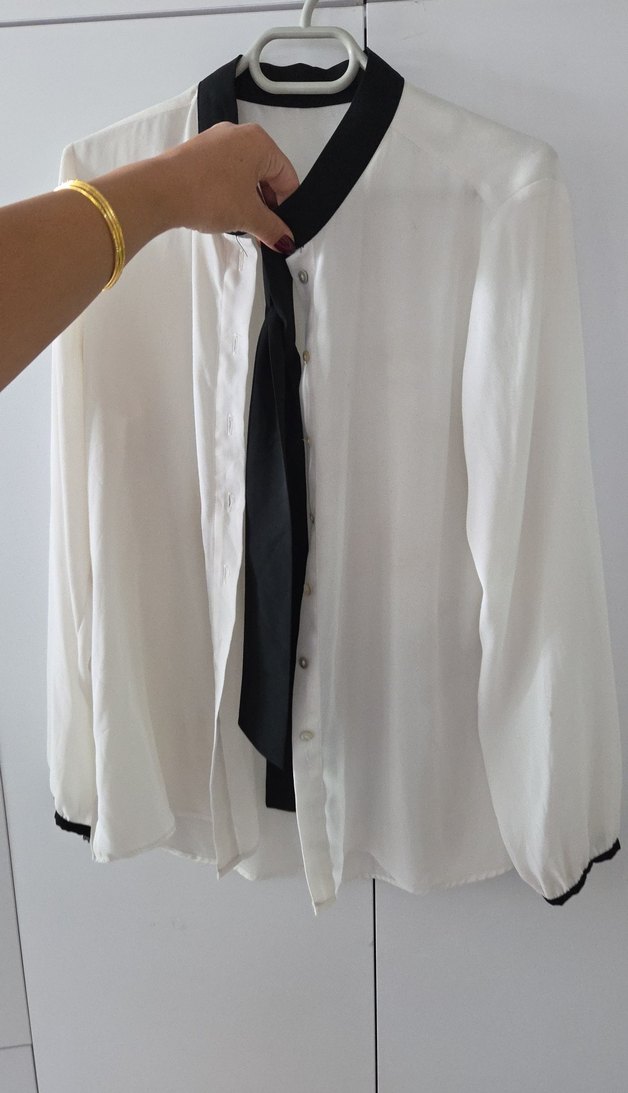 Düğmeli Beyaz Kadın Gömlek Siyah Şal Detaylı - Görsel 2