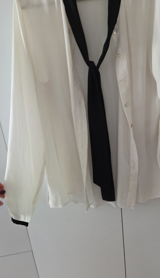 Düğmeli Beyaz Kadın Gömlek Siyah Şal Detaylı - Görsel 3