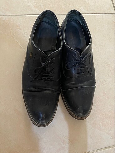 Siyah erkek ayakkabısı