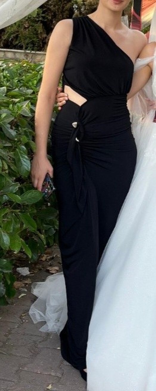 Trendyolmilla Zeynep Tosun Siyah Drapeli Tek Omuzlu Uzun Elbise - Görsel 3