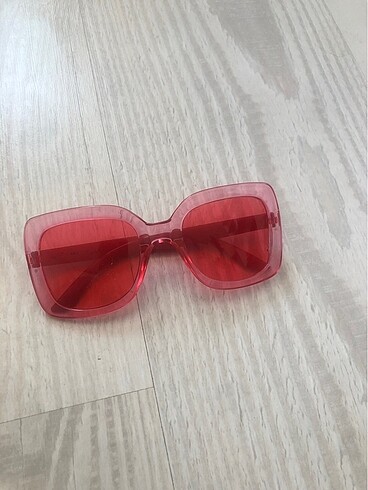 Pembe gözlük