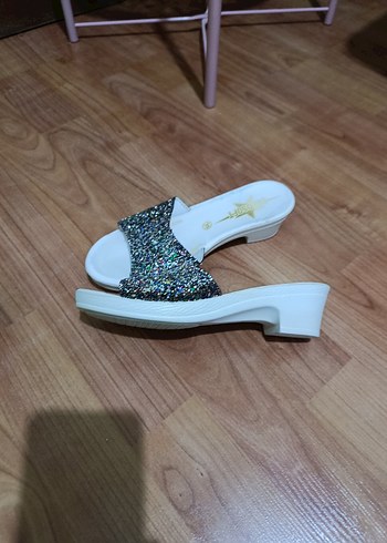 Beyaz Rugan Gliterli Dolgu Topuk Terlik - Görsel 3