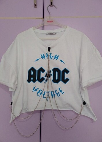 ACDC CROP ZİNCİRLİ TİŞÖRT