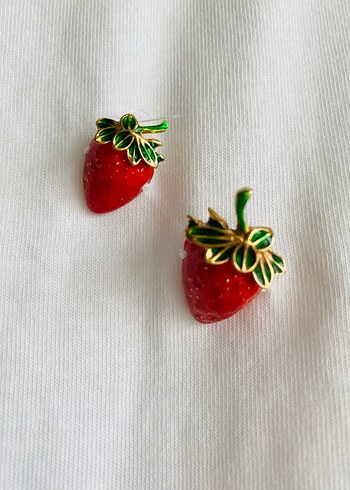 Broşlu  Kırmızı Çilek Figürlü tişört kalıbı çok geniş sayılmaz - Görsel 4