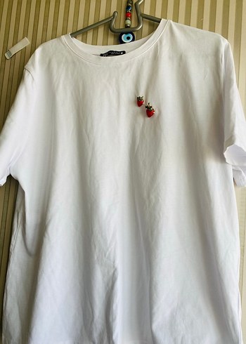 Broşlu  Kırmızı Çilek Figürlü tişört kalıbı çok geniş sayılmaz - Görsel 3