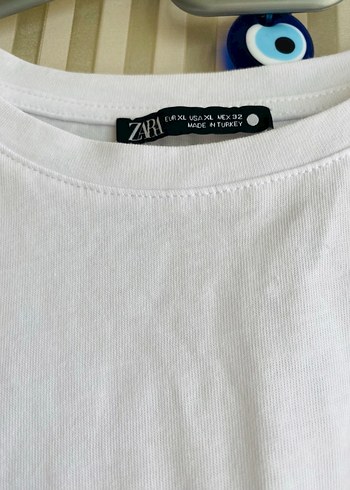 Broşlu  Kırmızı Çilek Figürlü tişört kalıbı çok geniş sayılmaz - Görsel 5