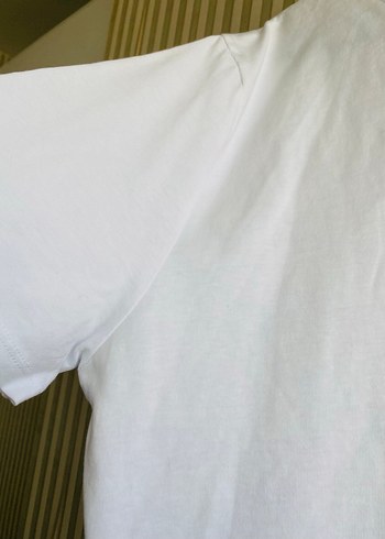 Broşlu  Kırmızı Çilek Figürlü tişört kalıbı çok geniş sayılmaz - Görsel 2