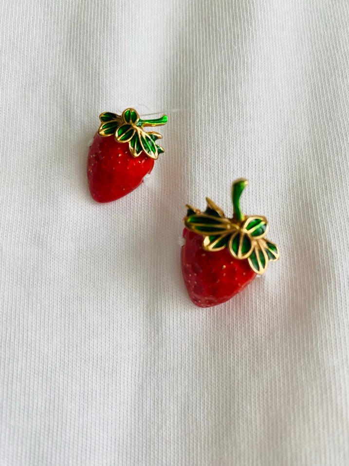 Broşlu  Kırmızı Çilek Figürlü tişört kalıbı çok geniş sayılmaz - Görsel 4