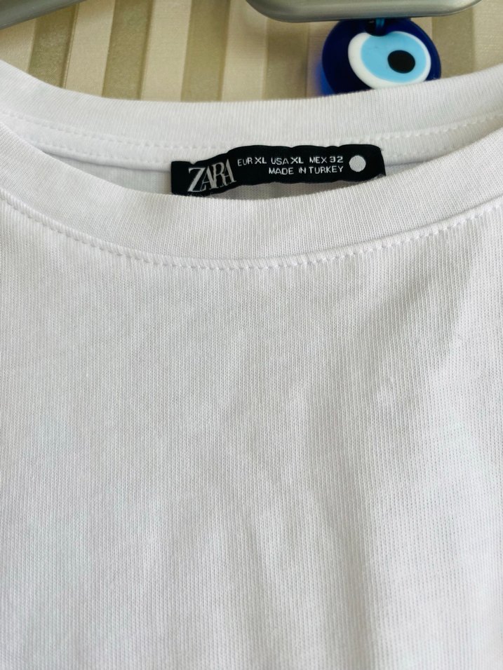 Broşlu  Kırmızı Çilek Figürlü tişört kalıbı çok geniş sayılmaz - Görsel 5