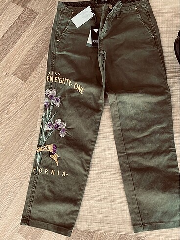 Guess Guess pullu işlemeli pantolon